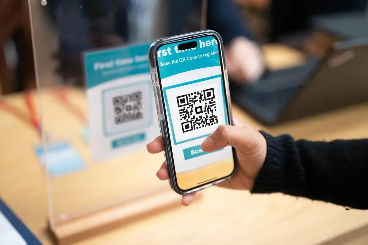 Person scanning a dynamic QR code on a smartphone in a marketing campaign
